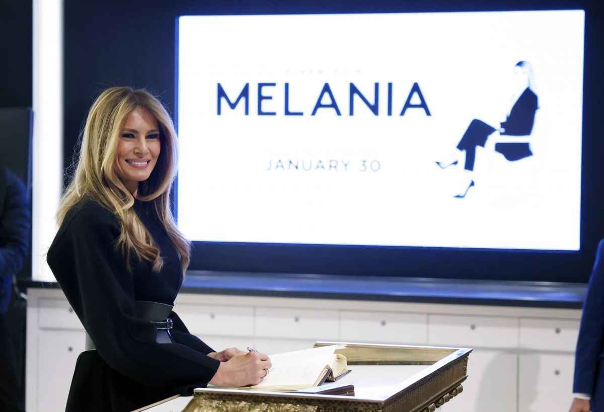 멜라니아 트럼프 여사가 28일(현지시간) 뉴욕 월가 뉴욕증권거래소(NYSE) 개장 행사에 참석하기 앞서 방명록에 서명하고 있다. 뉴욕 UPI 연합뉴스