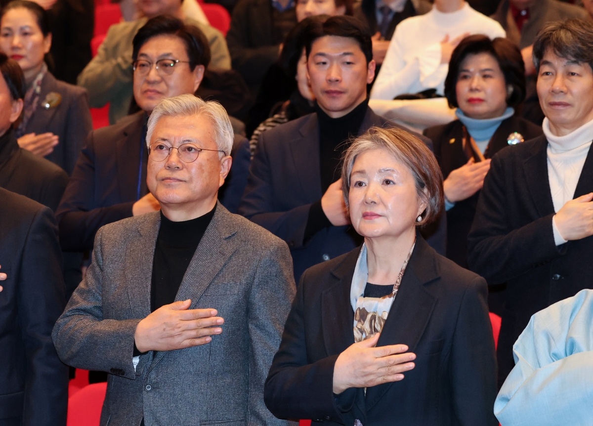 문재인 전 대통령과 김정숙 여사가 지난 17일 대전 서구 배재대에서 열린 김한수 전 배재대 부총장 출판기념회에 참석해 국기에 대한 경례를 하고 있다. 뉴스1