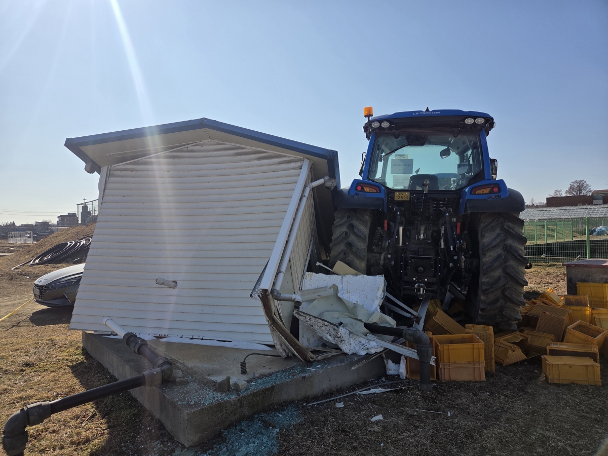 경기 수원시 권선구의 LS엠트론 실험장의 사고현장 모습. 연구원 A씨가 테스트했던 사고 트랙터가 가건물을 들이받고 멈춰서 있다. 명종원 기자