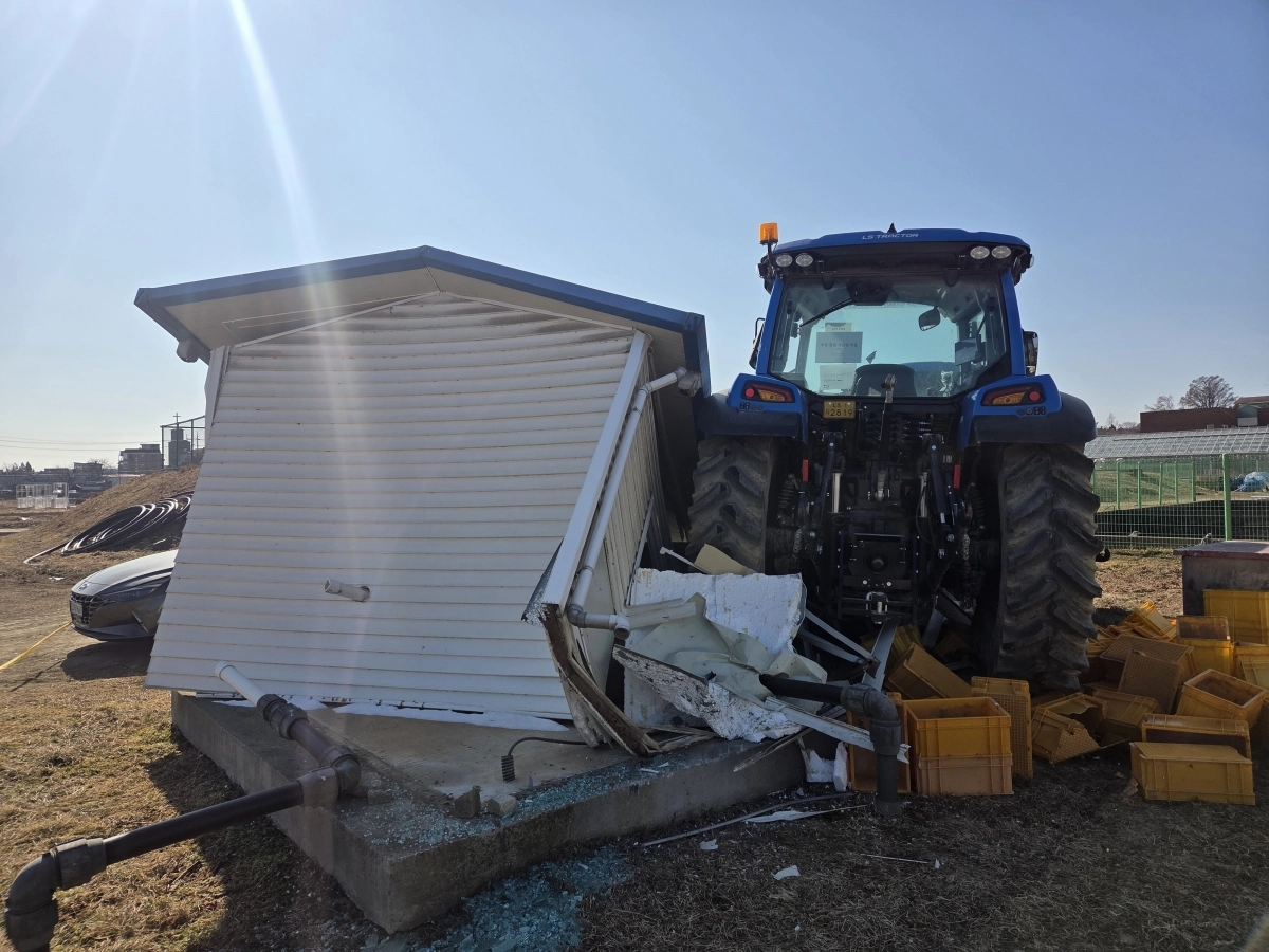 경기 수원시 권선구의 LS엠트론 실험장의 사고현장 모습. 연구원 A씨가 테스트했던 사고 트랙터가 가건물을 들이받고 멈춰서 있다. 명종원 기자