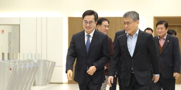 김동연 경기도지사(왼쪽)가  지난해 2월 12일 경기도 평택에 있는 삼성전자 평택캠퍼스를 방문해 공장 시설을 살펴보고 있다. (경기도 제공)