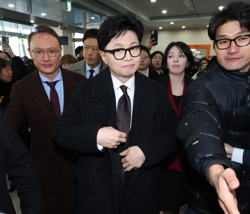 국민의힘에서 제명된 한동훈 전 대표가 29일 제명 결정과 관련해 기자회견을 하기 위해 국회 소통관으로 향하고 있다. 연합뉴스