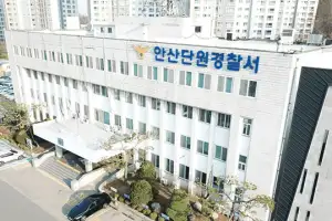 안산 도로서 맨홀 밟은 SUV 넘어져 3명 부상