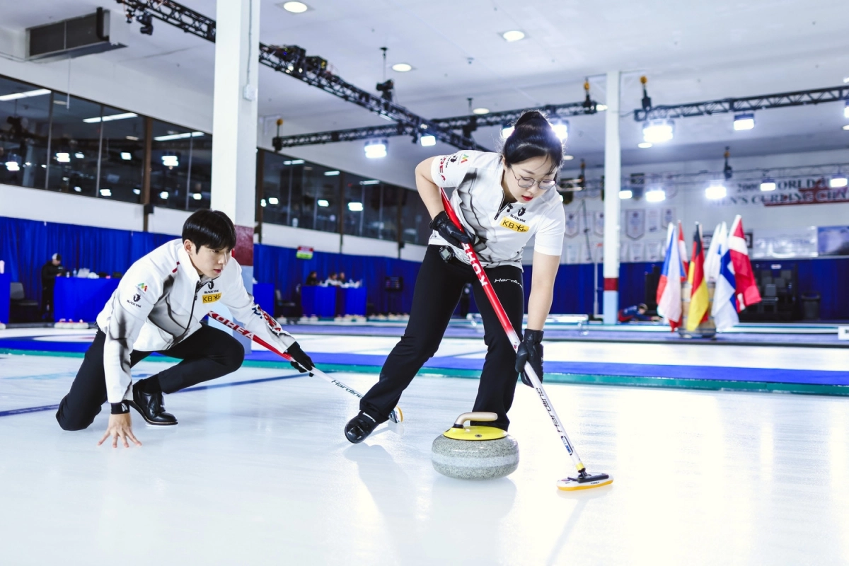 지난해 12월 캐나다 켈로나에서 열린 올림픽 예선 대회(OQE)에서 컬링 믹스더블 ‘선영석’ 팀이 경기에 몰두하고 있다. ‘선영석’ 팀은 예선에서 호주를 꺾고 한국 컬링 믹스더블 첫 올림픽 자력 진출의 성과를 이뤘다. 대한컬링연맹 제공