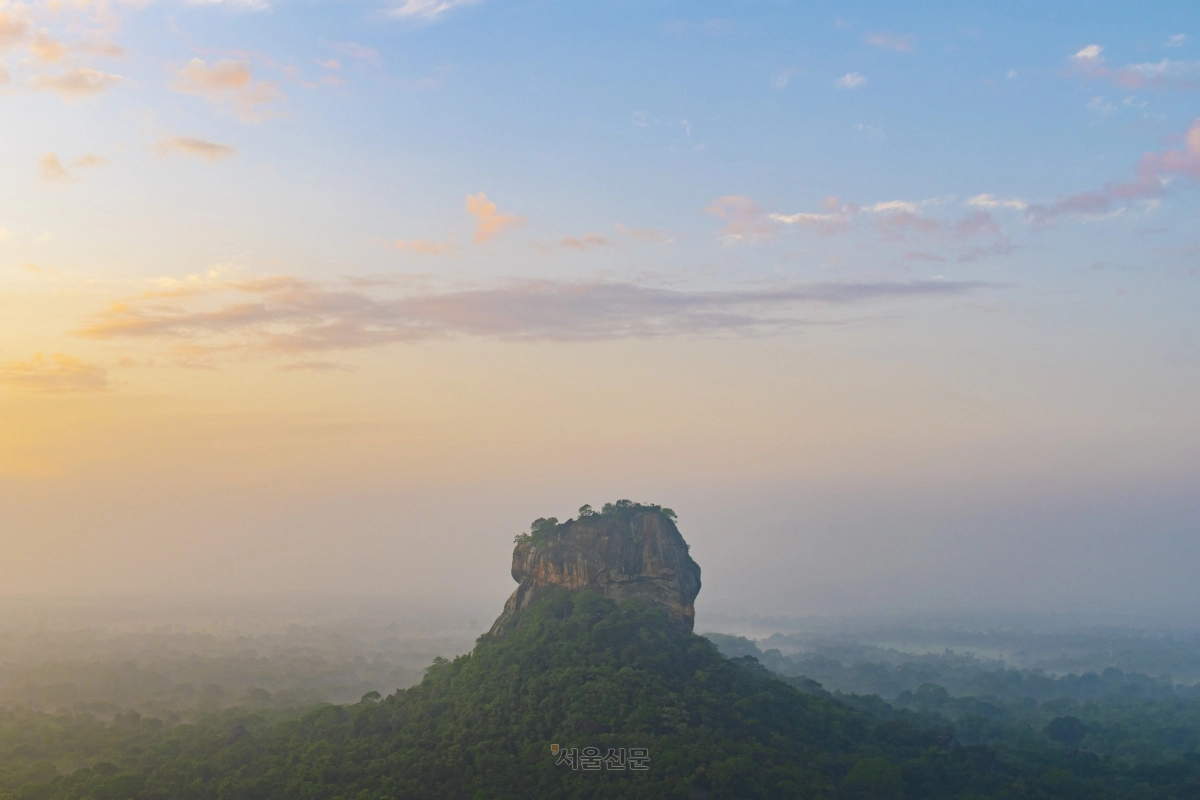 피두랑갈라 바위에서 바라보는 시기리야 일출은 스리랑카 여행에서 1순위로 챙겨야 하는 일정이다.