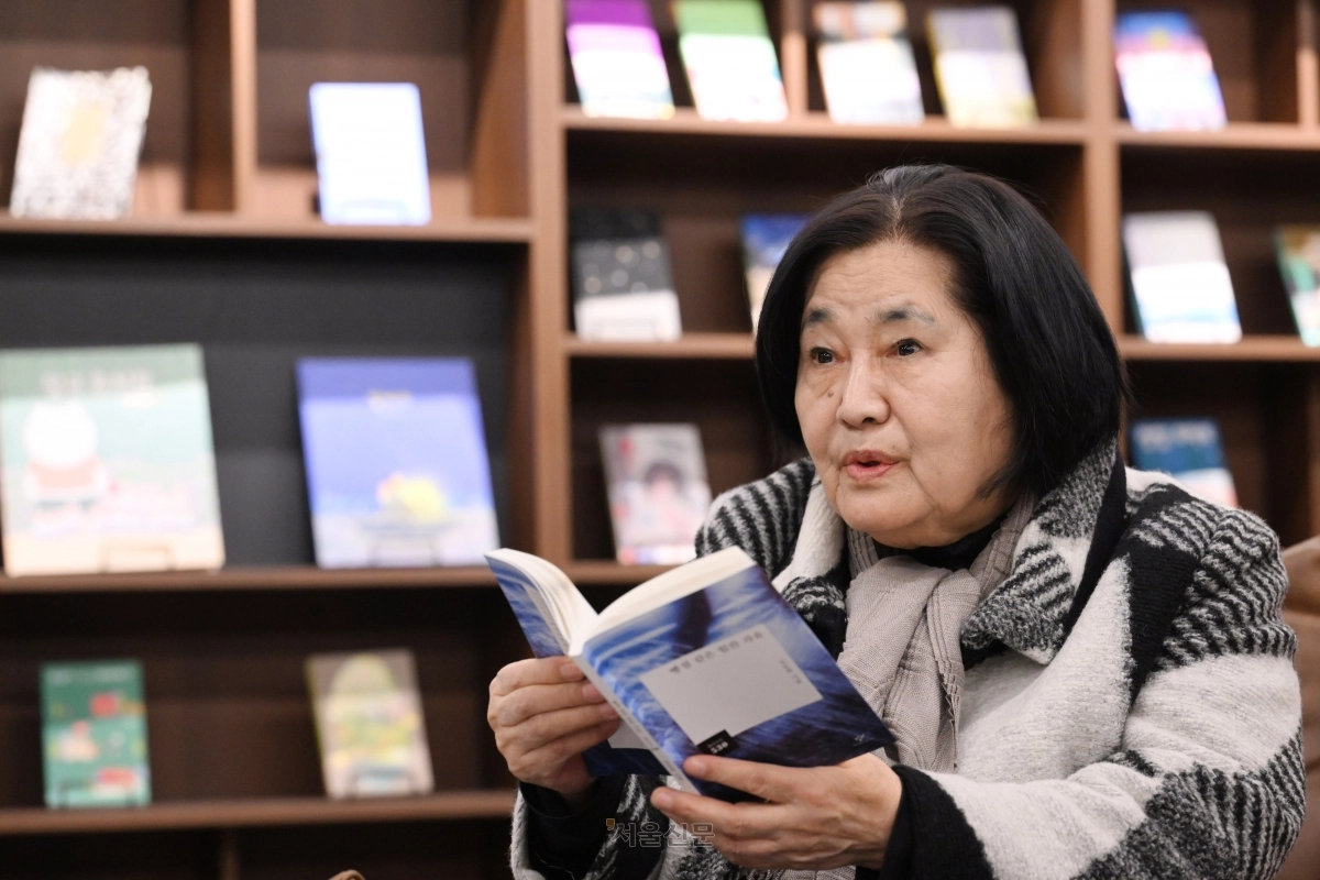 열두 번째 시집을 상재한 김승희 시인은 29일 서울신문과의 인터뷰에서 “시간은 모든 걸 삼킨다”며 “인간에게 시간은 죽음으로 가는 내비게이션의 행로”라고 말했다. 도준석 전문기자