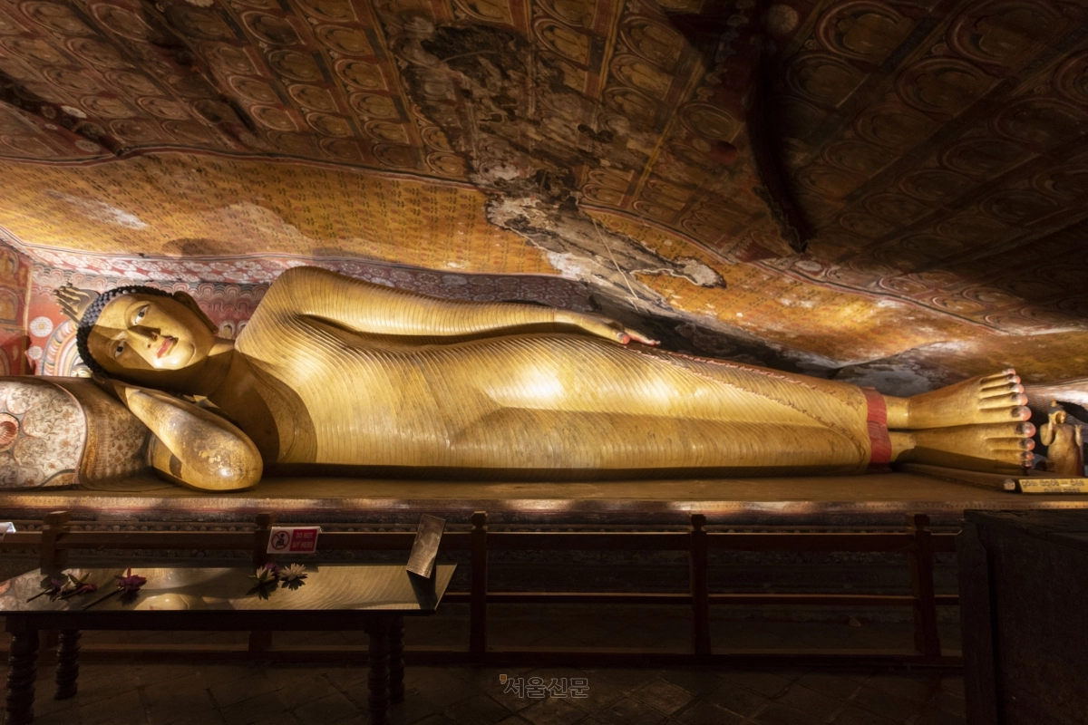 석굴사원인 담불라 황금사원은 불상을 위로 높이 세울 수 없는 지형적 한계로 거대한 와불상을 곳곳에 배치했다.