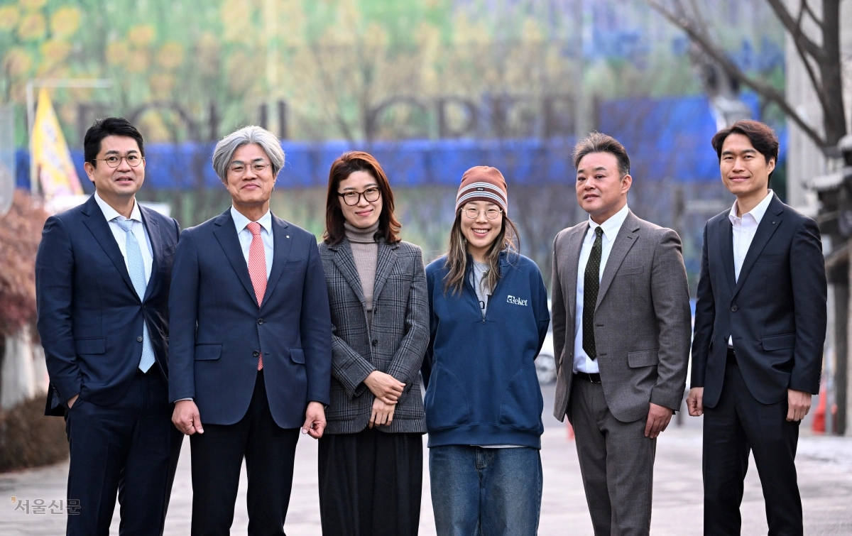 새로운 위원들로 꾸려진 서울신문 독자권익위원회가 지난 27일 첫 회의를 연 가운데 서울 중구 컨퍼런스하우스 달개비 앞에서 기념 촬영을 하고 있다. 왼쪽부터 홍정석 법무법인 화우 GRC그룹장﻿, 위원장을 맡은 김춘식 한국외대 서울캠퍼스 부총장, 차윤주 연세드림세무회계 대표, 이상은 고려대 대학원 미디어학과 석사과정, 박경환 서울시 재무국장, 이명행 SK하이닉스 PR기획팀장. 도준석 전문기자