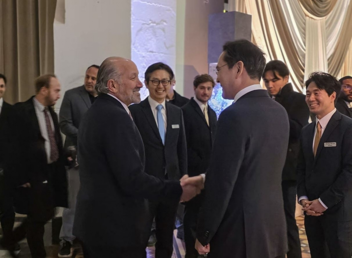 이재용(오른쪽) 삼성전자 회장이 스미스소니언 예술산업관에서 열린 갈라 디너 행사에서 하워드 러트닉 미국 상무부 장관과 악수하는 모습. 삼성전자 제공