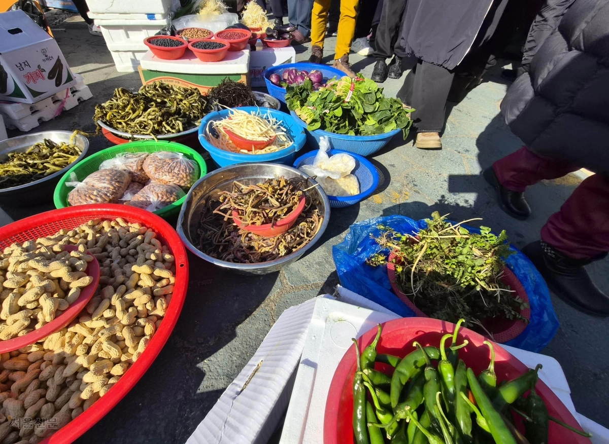 봄을 기다리는 장날 풍경