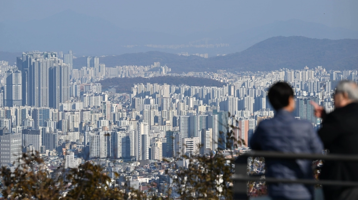 서울 중구 남산에서 바라본 아파트 단지. 2025.11.16.
