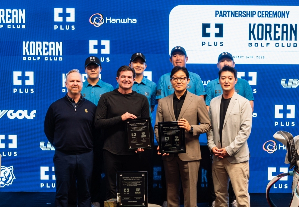 마틴 김 코리안GC 대표(오른쪽 첫번째)  , 한화생명 박찬혁 PLUS실장(오른쪽 두번째)와  한화금융 ‘PLUS’ 로고를 부착한 모자와 상의를 착용한 코리안GC 선수단. 한화생명 제공.
