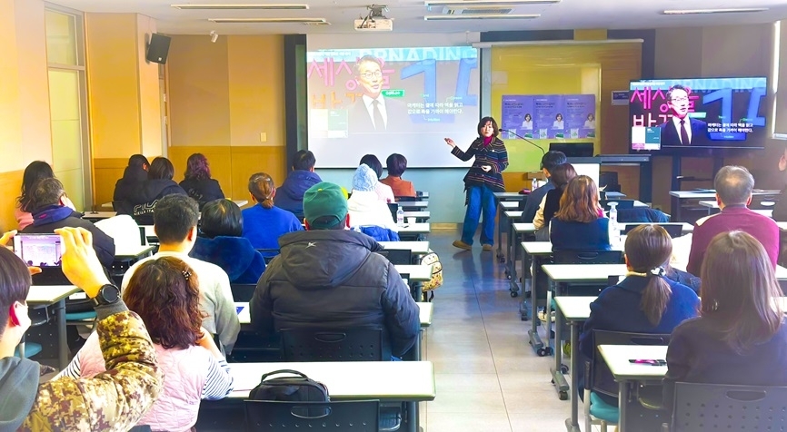 ‘책 읽는 시민이 답이다’를 주제로 강연에 나선 오지은 서울도서관장이 도서관이 시민의 일상과 연결되는 공공 공간으로 확장돼 온 과정을 실제 사례를 중심으로 소개하고 있다. 경희사이버대학교 제공