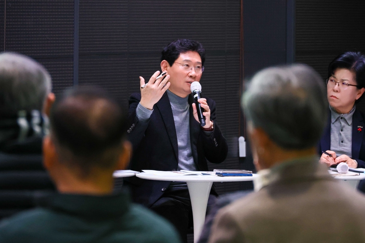 이상일 용인특례시장이 29일 용인미디어센터에서 기흥구 상하동과 구갈동 주민소통간담회를 열고 용인의 반도체 클러스터의 미래에 대한 의견을 제시했다. (용인시 제공)