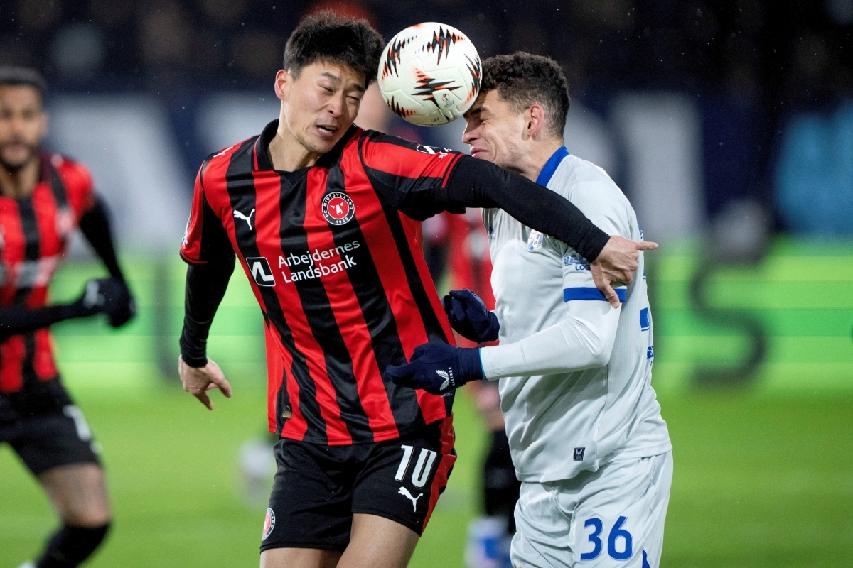 조규성(왼쪽)이 30일(한국시간) 덴마크 헤르닝의 MCH 아레나에서 열린 2025~26 유럽축구연맹(UEFA) 유로파리그 리그 페이즈 마지막 8차전 미트윌란과 디나모 자그레브와의 경기에서 공중볼을 다투고 있다. 2026.1.30 헤르닝 로이터 연합뉴스