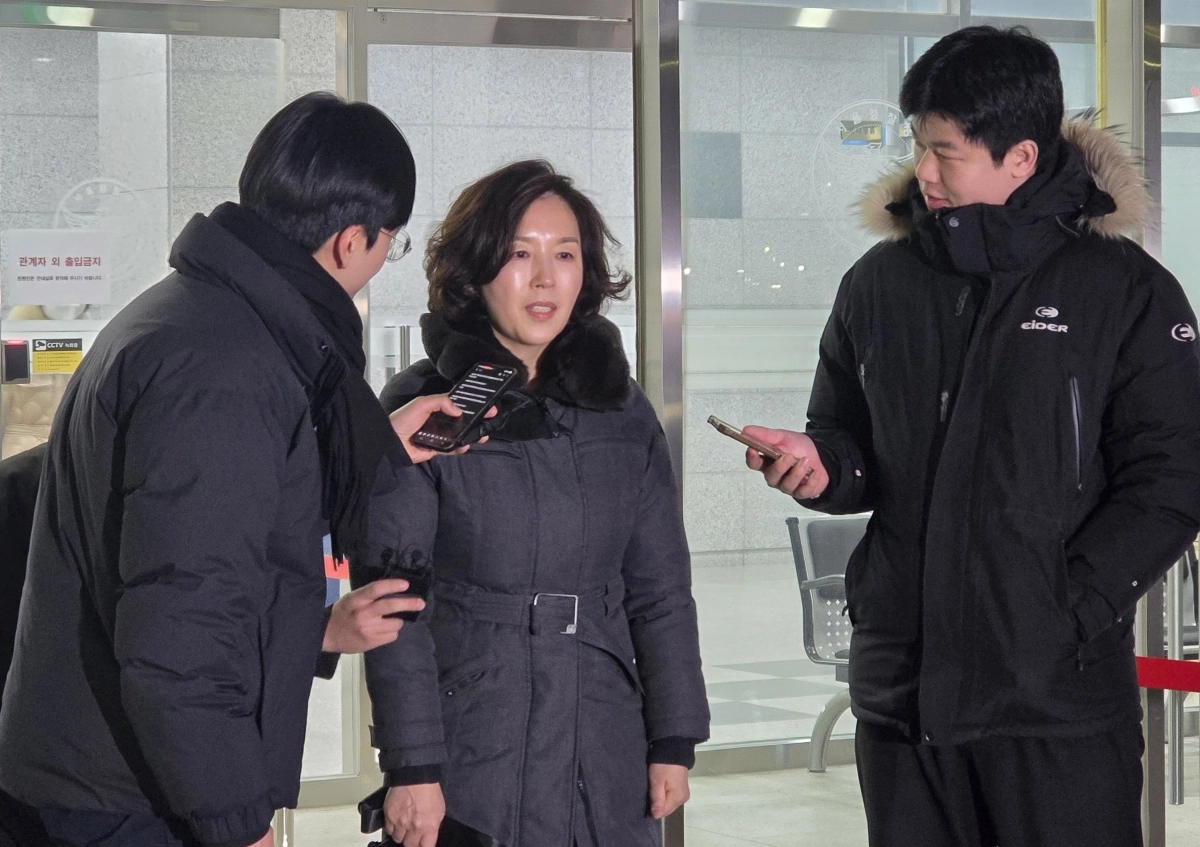 1억원 공천헌금과 서울 강서구청장 출마 로비 의혹을 받는 김경 전 서울시의원이 30일 서울 마포구 서울경찰청 광역수사단에서 조사받은 뒤 귀가하고 있다. 연합뉴스