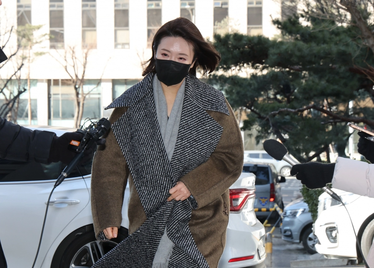 더불어민주당 소속이었던 김병기 의원의 최측근 이지희 동작구의회 부의장이 지난 21일 서울 마포구 서울경찰청 공공범죄수사대에 조사를 받기 위해 출석하고 있다. 연합뉴스