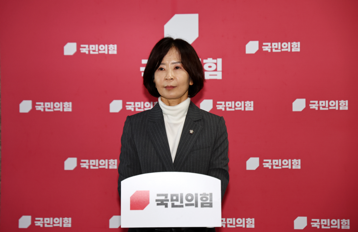 최수진 국민의힘 원내수석대변인이 21일 오전 서울 여의도 국회에서 ‘원내대표-초선 의원 모임’이 끝난 후 기자회견하고 있다. 뉴시스