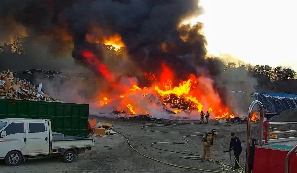 30일 오전 경북 포항시 남구 호동쓰레기매립장에서 발생한 화재. 경북소방본부 제공