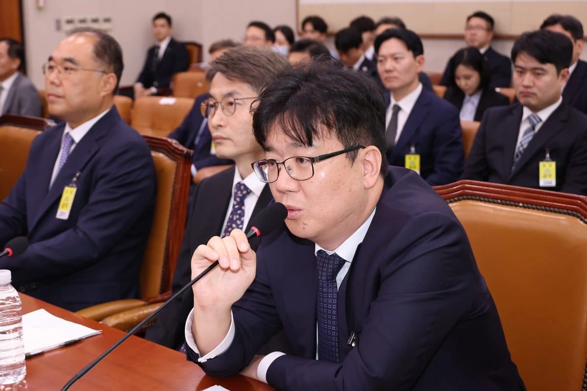 최재현 검사가 지난해 9월 22일 서울 여의도 국회 법제사법위원회에서 열린 ‘건진법사 관봉권 띠지’ 분실 관련 검찰개혁 입법청문회에서 서영교 더불어민주당 의원 질의에 답하고 있다. 연합뉴스