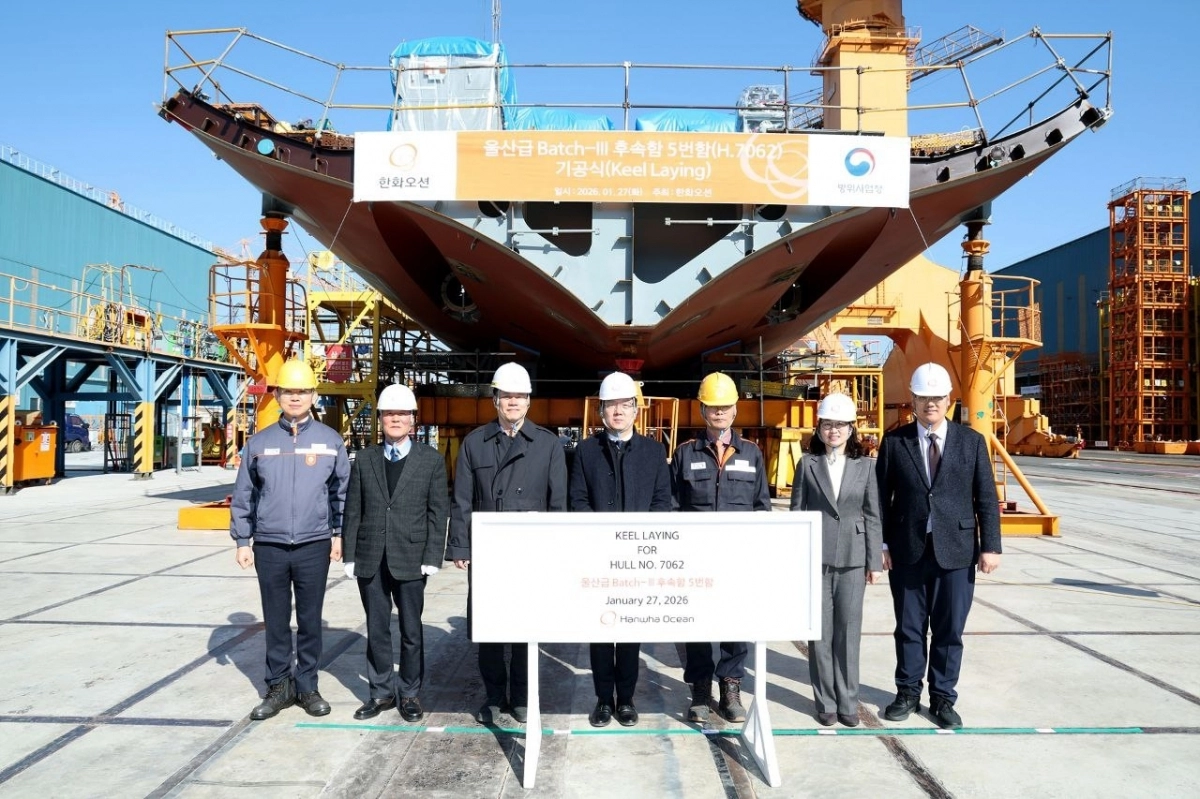 한화오션이 지난 27일 울산급 배치-Ⅲ 5번함의 첫 번째 선체 블록을 건조 선대에 거치하는 기공식을 개최했다고 30일 밝혔다. 한화오션 제공