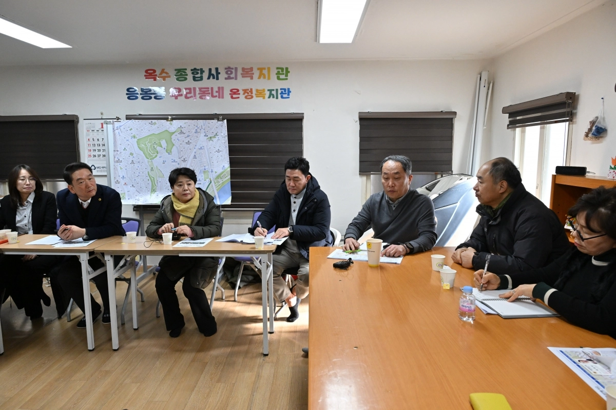 지난 28 성동구 정비사업 현장을 방문해 주민들과 대화하는 윤희숙 국민의힘 당협위원장(왼쪽에서 세 번째)과 서울시의회 김태수 주택공간위원장(왼쪽에서 두 번째), 황철규 의원(왼쪽에서 세 번째)