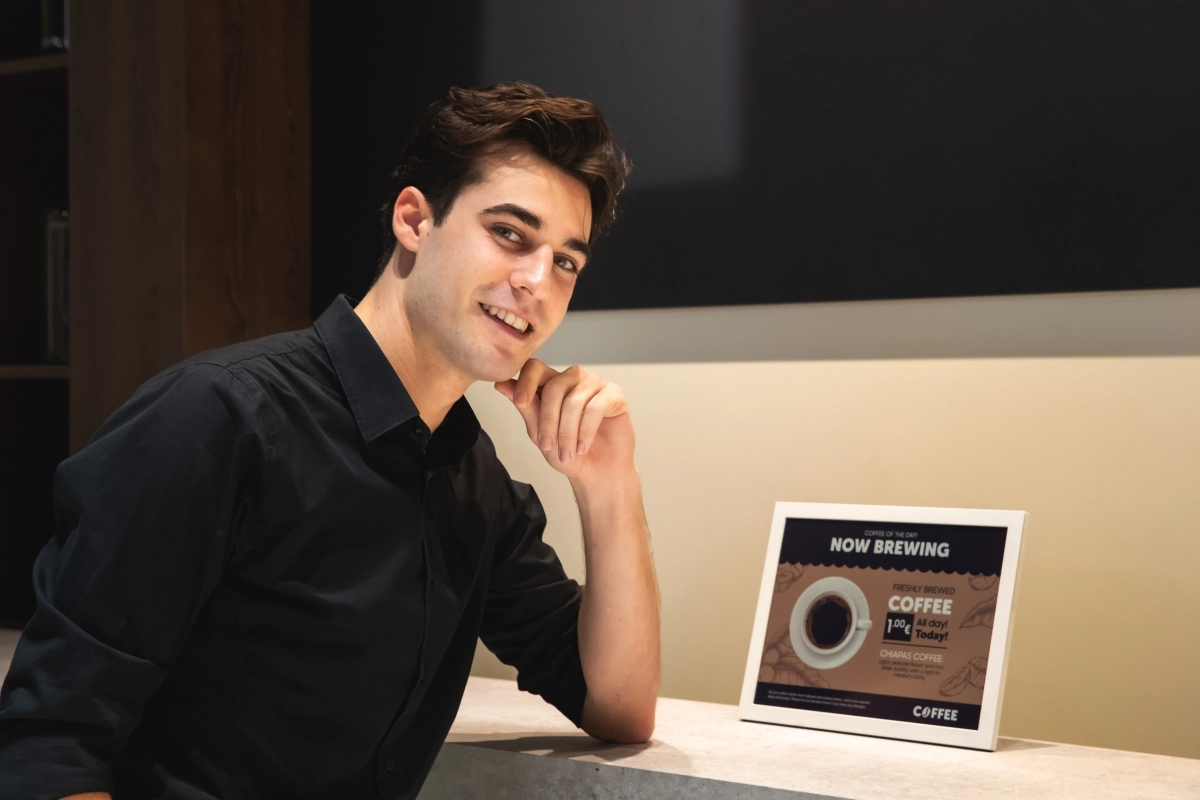 삼성전자 모델이  A4 종이 크기 수준의 13형  ‘삼성 컬러 이페이퍼’를 소개하고 있다. 삼성전자 제공