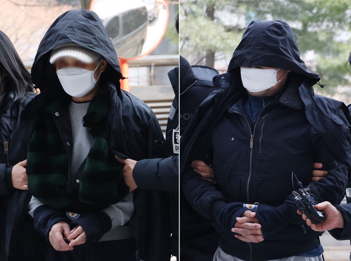 90대 노모를 살해한 혐의를 받는 60대 딸과 범행을 방조한 혐의를 받는 사위가 지난26일 오후 구속 전 피의자 심문(영장실질심사)을 받기 위해 인천지법으로 들어서고 있다. 연합뉴스