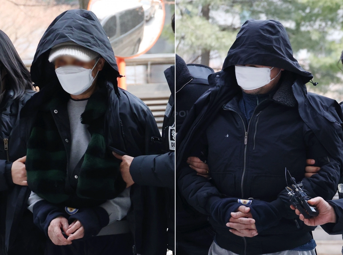 90대 노모를 살해한 혐의를 받는 60대 딸과 범행을 방조한 혐의를 받는 사위가 지난26일 오후 구속 전 피의자 심문(영장실질심사)을 받기 위해 인천지법으로 들어서고 있다. 연합뉴스