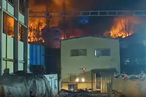 김해 비철금속 공장 화재 15시간 만에 큰 불길 잡혀