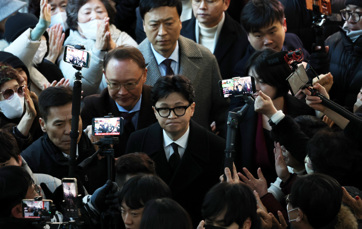 국민의힘에서 제명된 한동훈 전 대표가 29일 제명 결정과 관련해 기자회견을 하기 위해 국회 소통관으로 향하고 있다. 연합뉴스