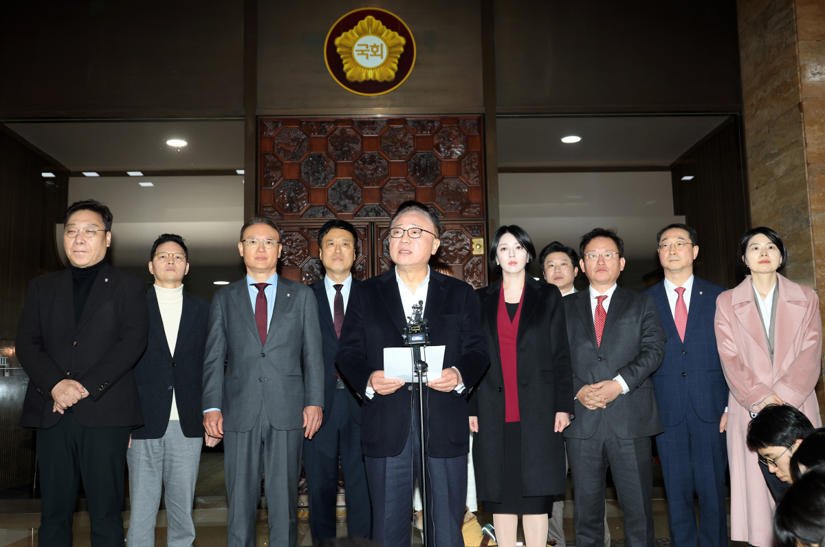 친한계로 분류되는 국민의힘 의원들이 29일 국회 로텐더홀 앞에서 의원총회를 앞두고 한동훈 전 대표 제명을 주도한 장동혁 대표 체제 지도부의 즉각 사퇴를 요구하는 집단 성명을 발표하고 있다. 이날 입장문에는 김성원(3선), 김형동·서범수·박정하·배현진(이상 재선), 고동진·박정훈·우재준·정성국·정연욱·김건·김예지·안상훈·유용원·진종오·한지아(이상 초선) 의원이 이름을 올렸다. 연합뉴스