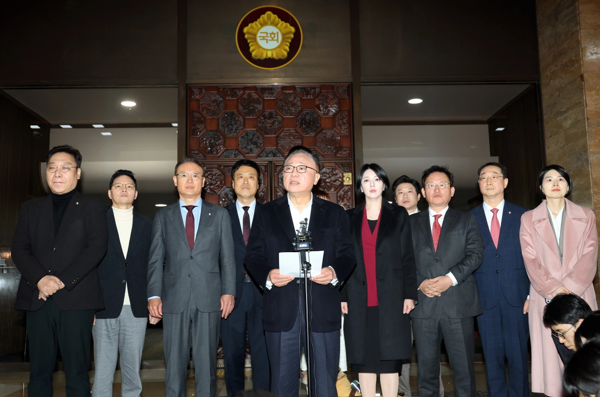 친한계로 분류되는 국민의힘 의원들이 29일 국회 로텐더홀 앞에서 의원총회를 앞두고 한동훈 전 대표 제명을 주도한 장동혁 대표 체제 지도부의 즉각 사퇴를 요구하는 집단 성명을 발표하고 있다. 이날 입장문에는 김성원(3선), 김형동·서범수·박정하·배현진(이상 재선), 고동진·박정훈·우재준·정성국·정연욱·김건·김예지·안상훈·유용원·진종오·한지아(이상 초선) 의원이 이름을 올렸다. 연합뉴스