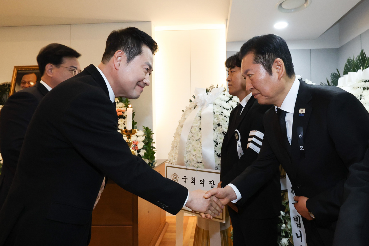장동혁 국민의힘 대표가 30일 서울 종로구 서울대학교병원 장례식장에 마련된 고 이해찬 전 국무총리의 빈소에서 조문을 한 뒤 정청래 더불어민주당 대표와 악수하고 있다. 뉴스1