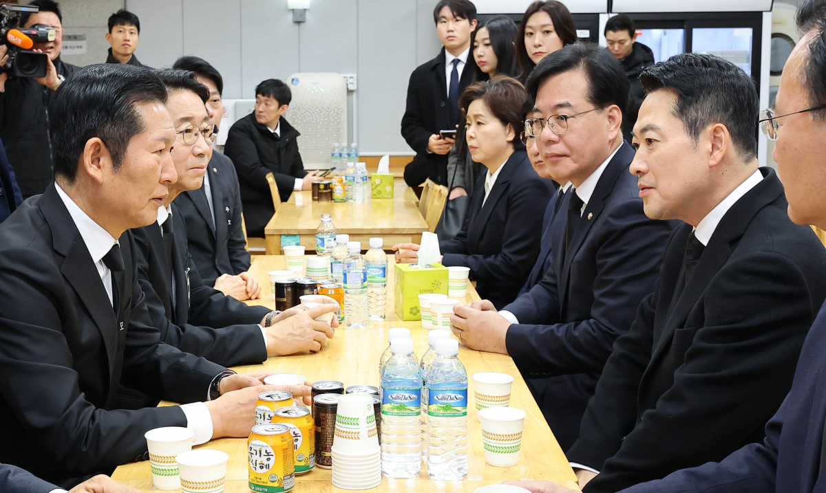 장동혁 국민의힘 대표가 30일 오전 서울 종로구 서울대학교병원 장례식장에 마련된 故 이해찬 전 국무총리의 빈소를 찾아 조문한 뒤 정청래 더불어민주당 대표와 대화하고 있다. 뉴스1