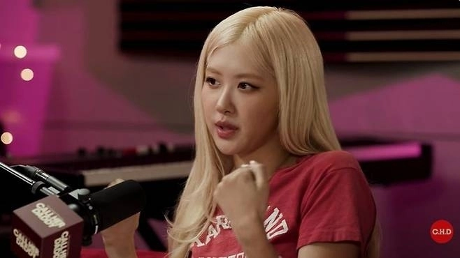 그룹 블랙핑크 멤버 로제가 28일(현지시간) 미국 인기 팟캐스트 ‘콜 허 대디’(Call Her Daddy)에 출연해 공개 연애를 하지 않은 이유를 밝혔다.  팟캐스트 화면 캡처