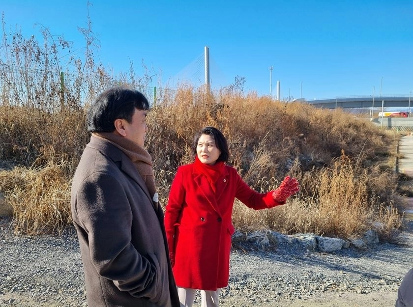 고덕강일지구 현장에서 한강으로 이어지는 동선을 살피는 박춘선 의원