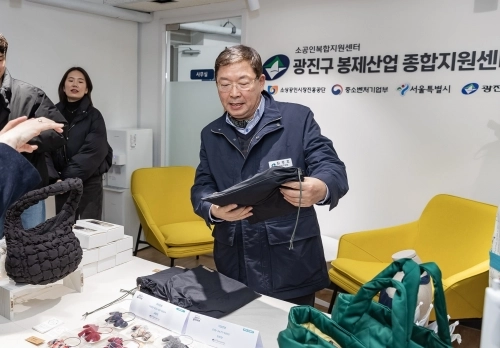 김경호 광진구청장이 지난해 봉제산업 종합지원센터에서 제품을 둘러보고 있다.   광진구 제공