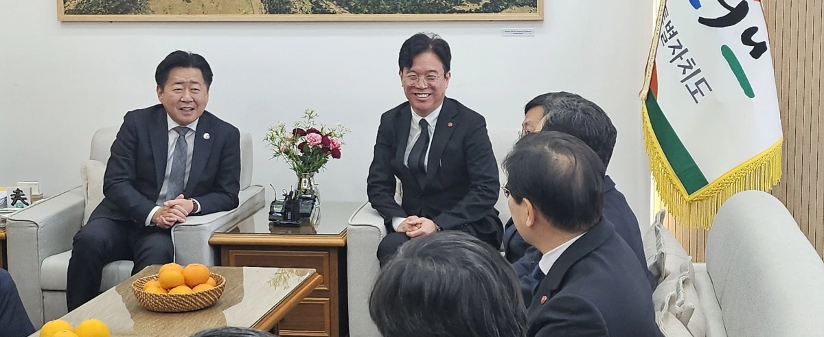 30일 김영훈(오른쪽) 고용노동부장관과 오영훈 제주지사가 도청 집무실에서  ‘중앙·지방 근로감독 협업체계 구축’을 위한 업무협약(MOU)을 체결하기에 앞서 환담을 나누고 있다. 제주 강동삼 기자