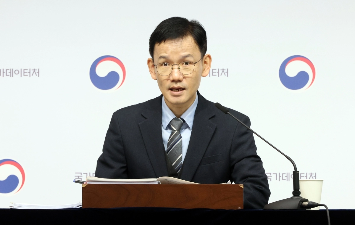 이두원 국가데이터처 경제동향통계심의관이 30일 세종시 정부세종청사에서 2025년 12월 및 연간 산업활동동향을 발표하고 있다.  뉴시스