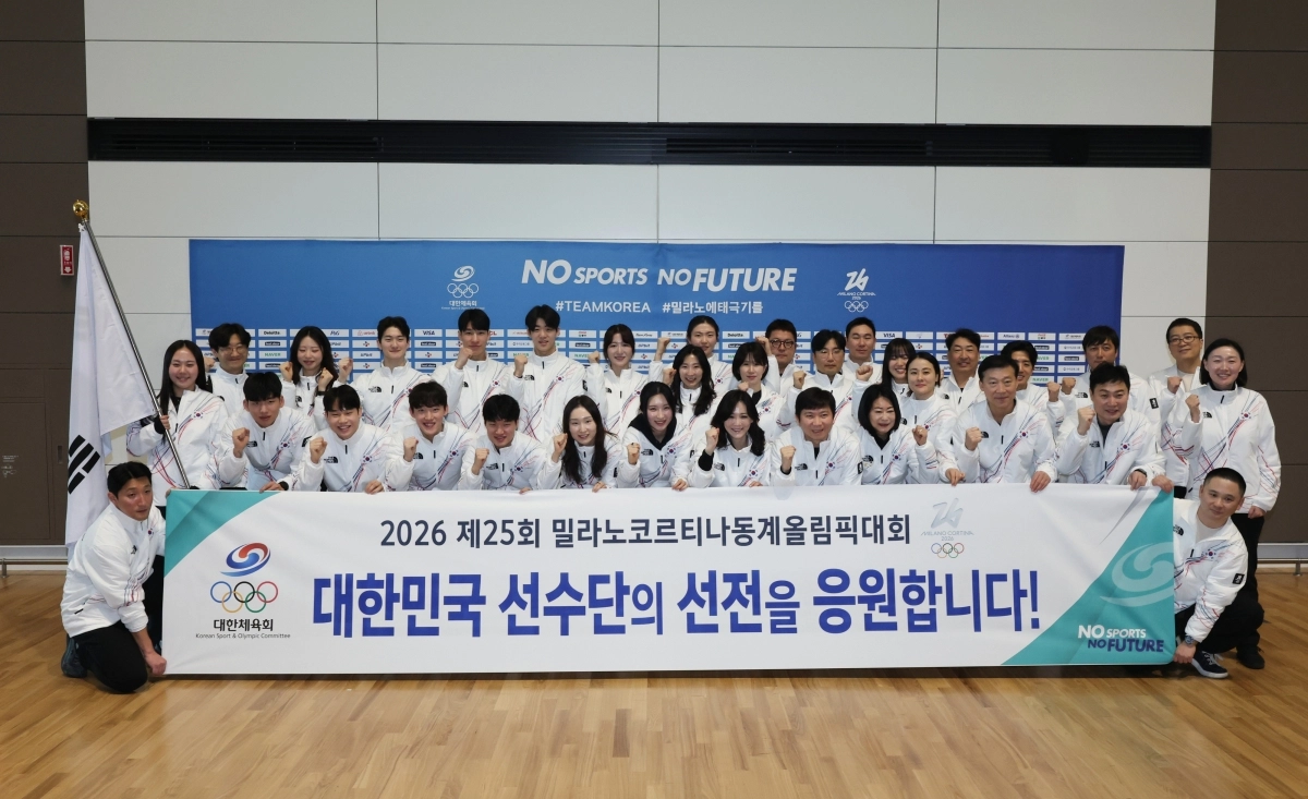 2026 밀라노·코르티나담페초 동계올림픽에 참가하는 대한민국 선수단 본단이 30일 인천국제공항 제2여객터미널을 통해 출국하기 전 기념 촬영하고 있다. 2026.1.30 연합뉴스