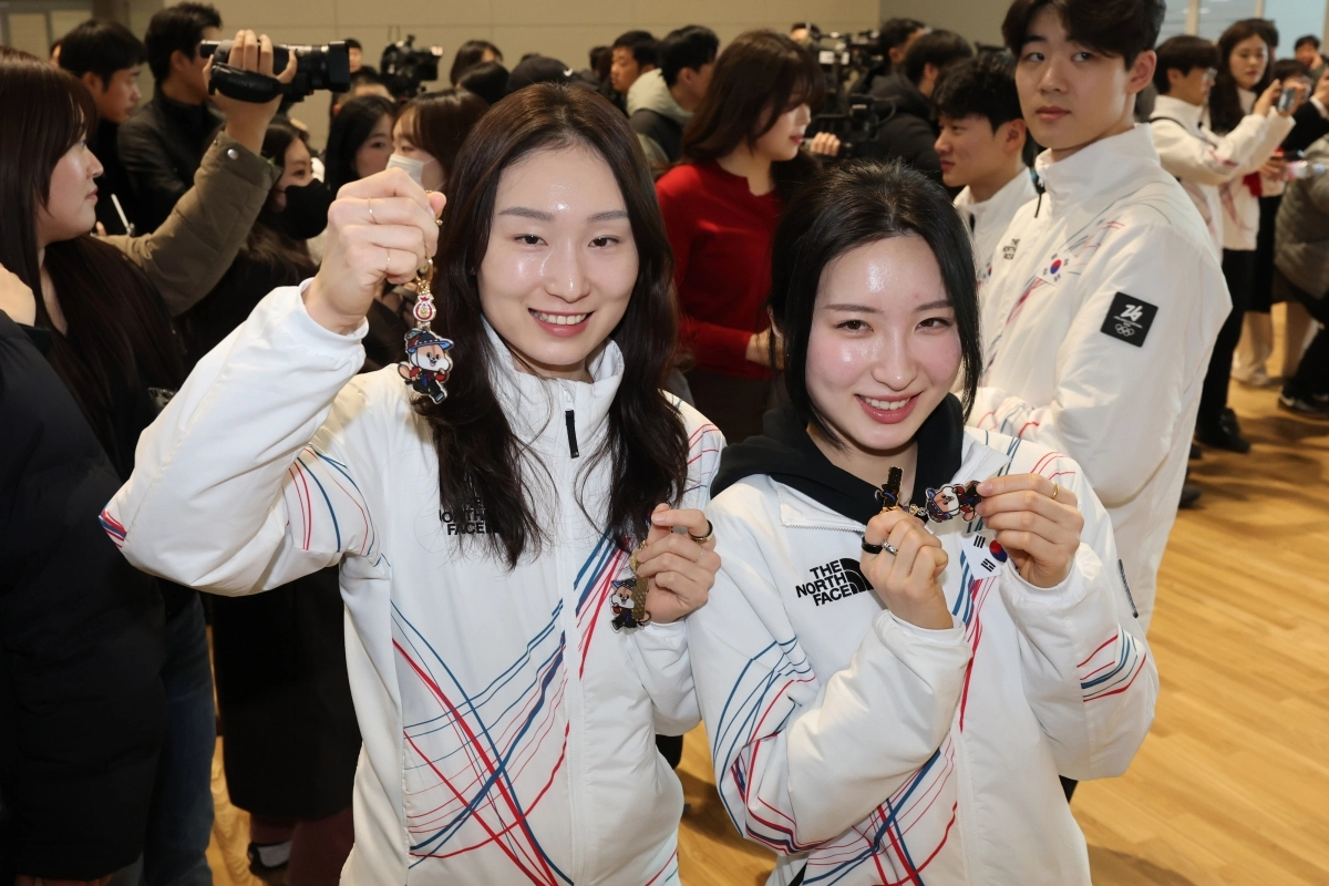 2026 밀라노·코르티나담페초 동계올림픽에 참가하는 쇼트트랙 최민정(왼쪽), 김길리가 30일 인천국제공항 제2여객터미널을 통해 출국하기 전 올림픽 키링을 들고 기념촬영을 하고 있다. 2026.1.30 연합뉴스