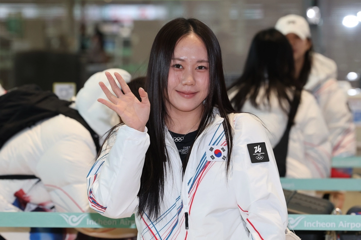 2026 밀라노·코르티나담페초 동계올림픽에 참가하는 스피드스케이팅 박지우가 30일 인천국제공항 제2여객터미널에서 출국 수속 대기 중 취재진을 향해 손을 흔들고 있다. 2026.1.30 연합뉴스