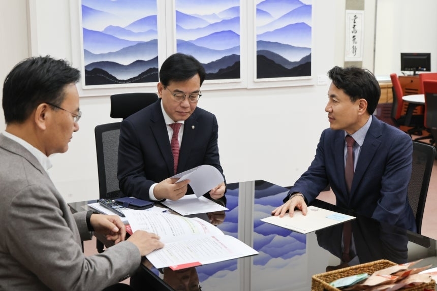 김진태(오른쪽) 강원지사가 26일 국회에서 국민의힘 송언석 원내대표, 유상범 원내수석부대표에게 조속한 강원특별법 3차 개정을 요청하고 있다. 강원도 제공