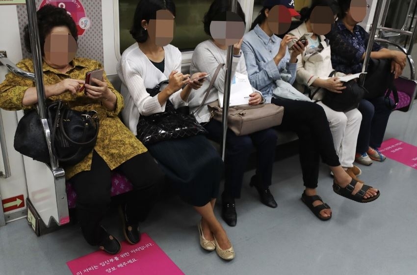 서울 지하철 7호선에서 한 시민이 임산부석에 앉아 있다. 뉴스1 자료사진