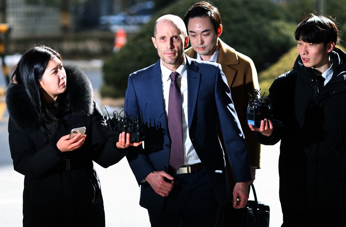 경찰 출석하는 로저스 쿠팡 한국 임시 대표