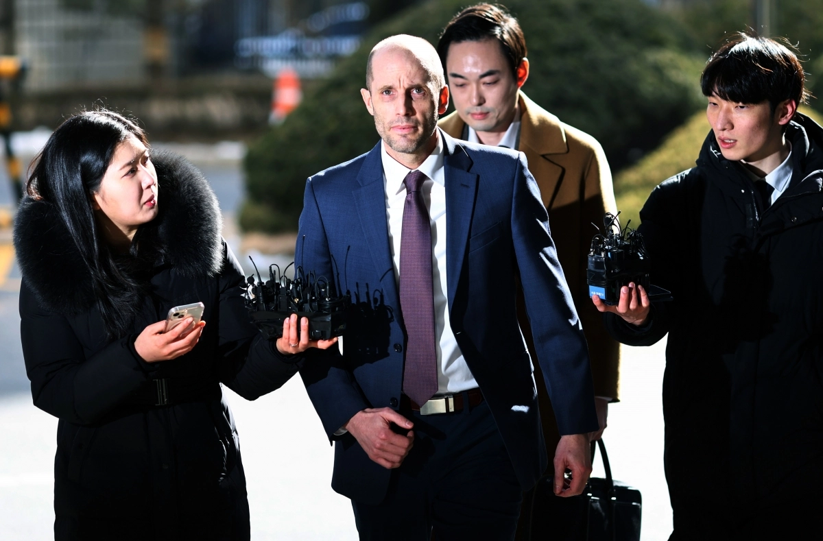 경찰 출석하는 로저스 쿠팡 한국 임시 대표