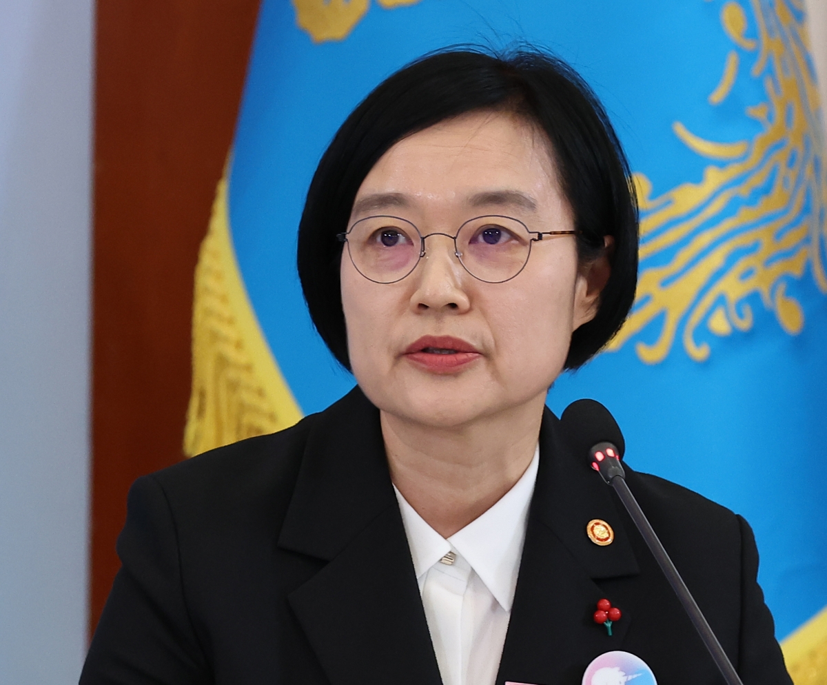한성숙 중기부 장관이 30일 청와대에서 열린 국가창업시대 전략회의 ‘K-스타트업이 미래를 만든다’에서 ‘모두의 창업프로젝트’ 관련 보고를 하고 있다. 연합뉴스