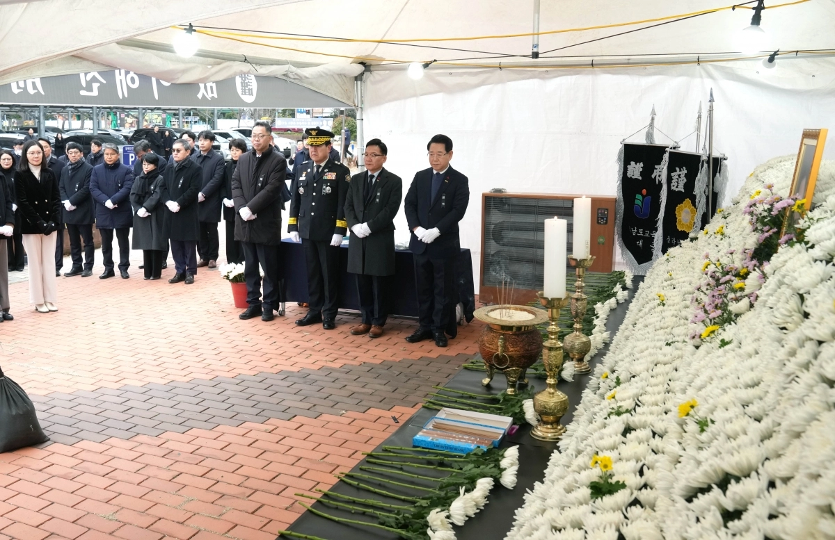 김영록 전남지사가 30일 무안군 남악복합주민센터의 고 이해찬 전 국무총리 분향소에서 조문객들을 맞이하고 있다.