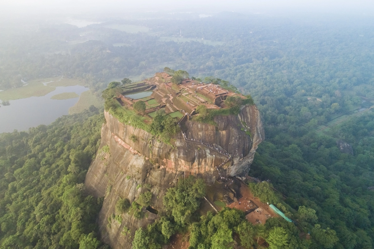 바위 위에 세운 시기리야 요새.